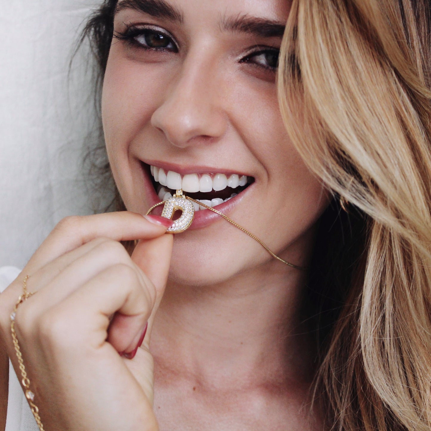 COLLAR INICIAL HAILEY BIEBER DORADO