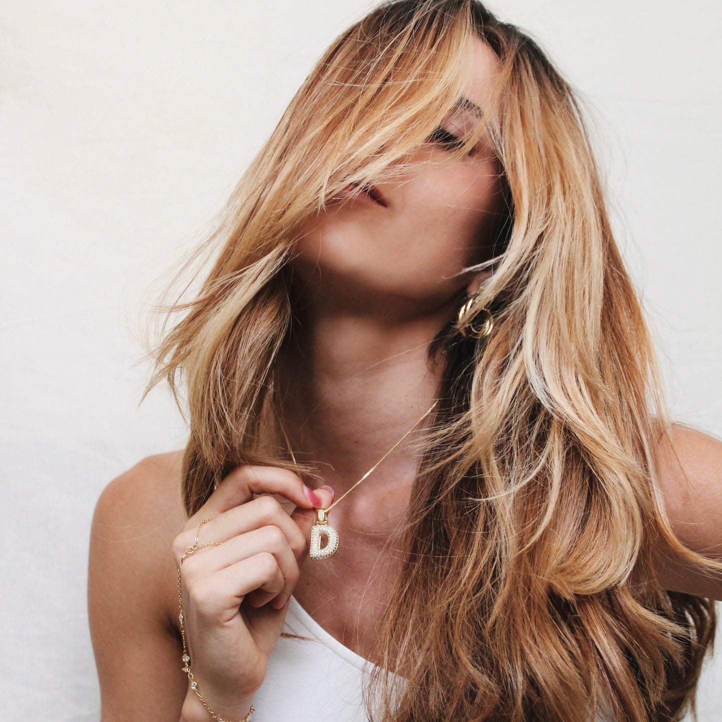 COLLAR INICIAL HAILEY BIEBER DORADO