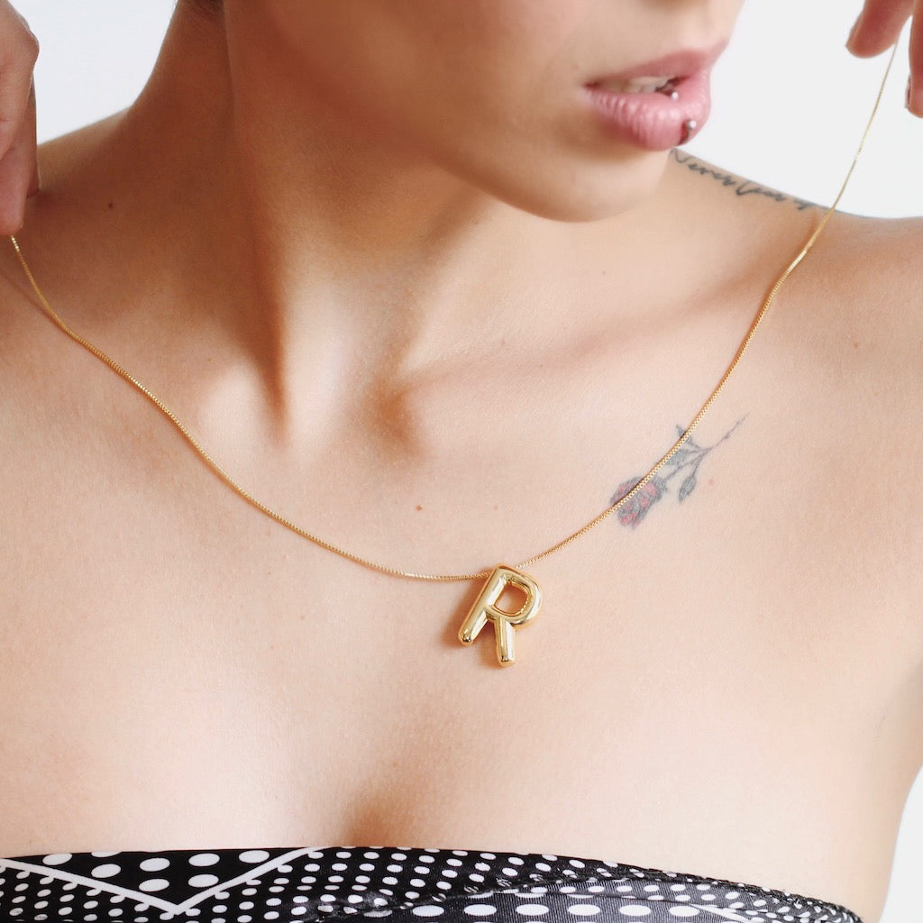 COLLAR INICIAL CHUNKY LISO DORADO