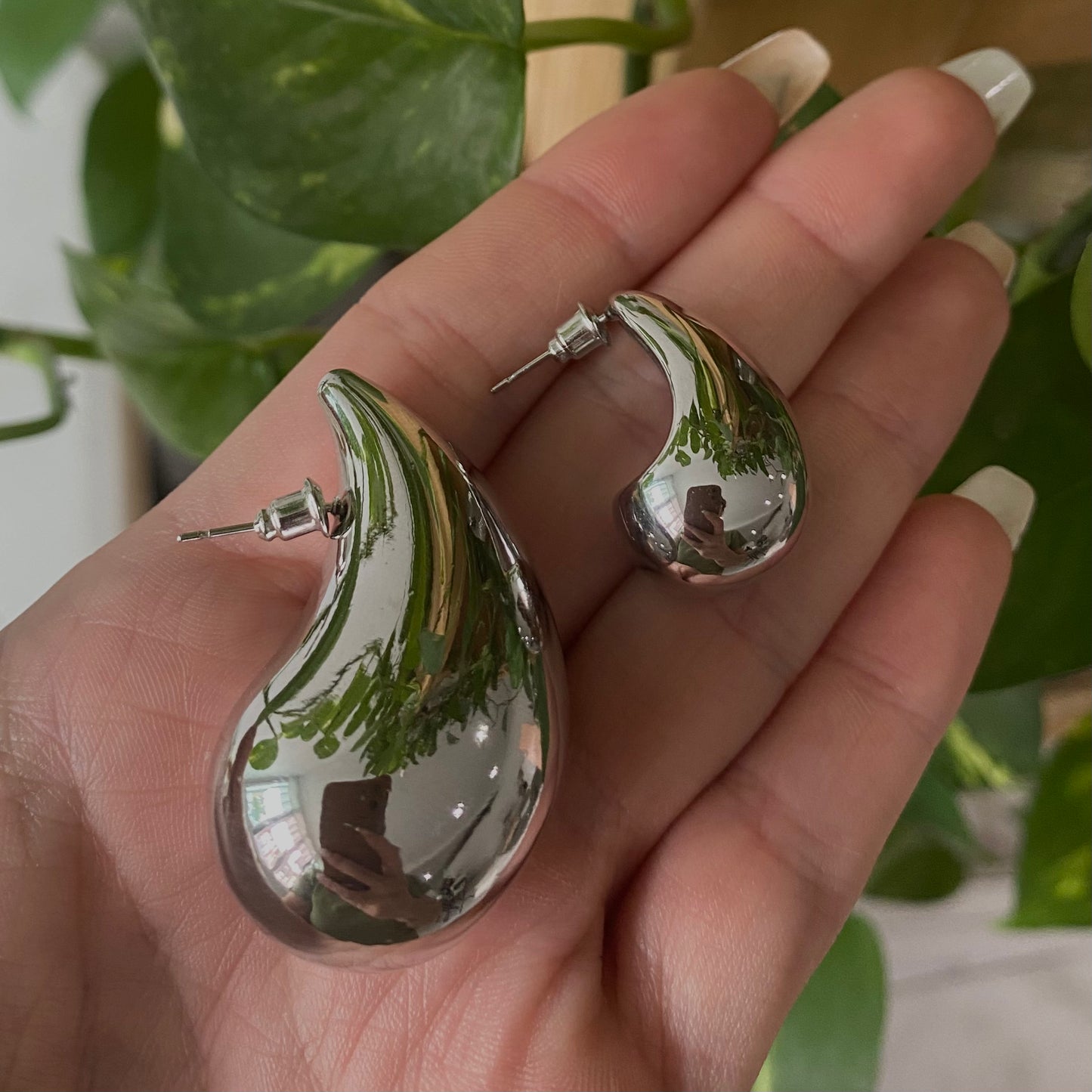 ARETES GOTA PLATEADOS MEDIANOS