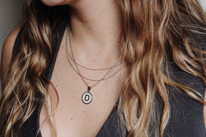 COLLAR CON INICIAL EN CÍRCULO DE ACERO PLATEADO