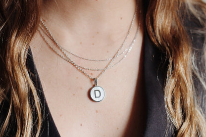 COLLAR CON INICIAL EN CÍRCULO DE ACERO PLATEADO